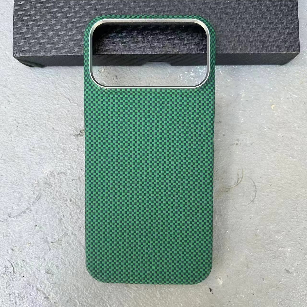 Luxury iPhone Case — Ultra-Thin Aramid Carbon Fiber MagSafe Cover with Kevlar-Grade Protection, Shock-Resistant Slim Design and Washable Finish