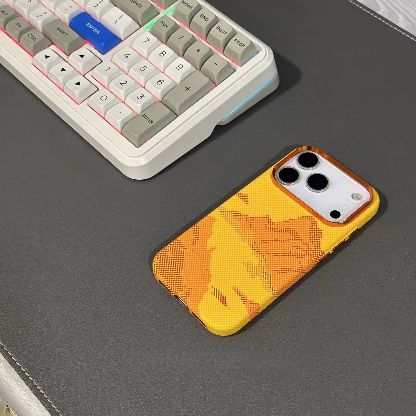 Minimalist iPhone Case — High-End Kevlar Carbon-Fiber Magnetic Cover with Slim Shockproof Design and MagSafe Wireless-Charging Compatibility