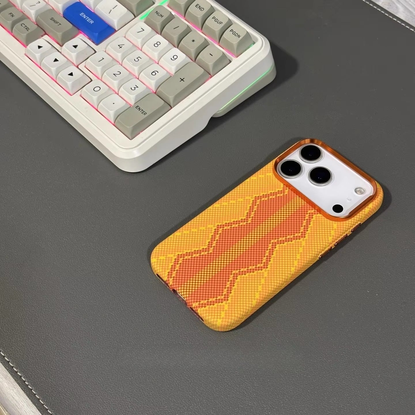 Minimalist iPhone Case — High-End Kevlar Carbon-Fiber Magnetic Cover with Slim Shockproof Design and MagSafe Wireless-Charging Compatibility