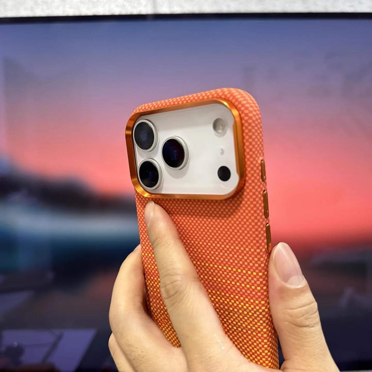 Minimalist iPhone Case — High-End Kevlar Carbon-Fiber Magnetic Cover with Slim Shockproof Design and MagSafe Wireless-Charging Compatibility