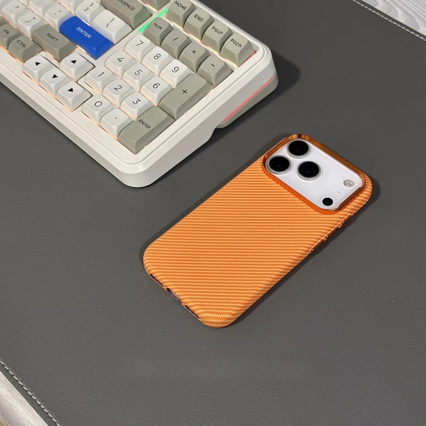 Minimalist iPhone Case — High-End Kevlar Carbon-Fiber Magnetic Cover with Slim Shockproof Design and MagSafe Wireless-Charging Compatibility