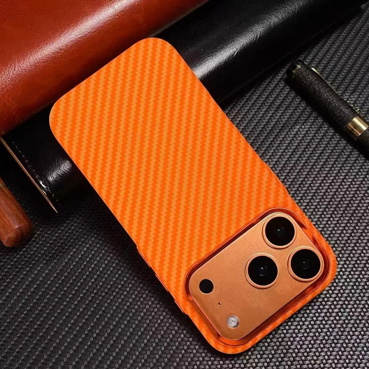 Minimalist iPhone Case — High-End Kevlar Carbon-Fiber Magnetic Cover with Slim Shockproof Design and MagSafe Wireless-Charging Compatibility