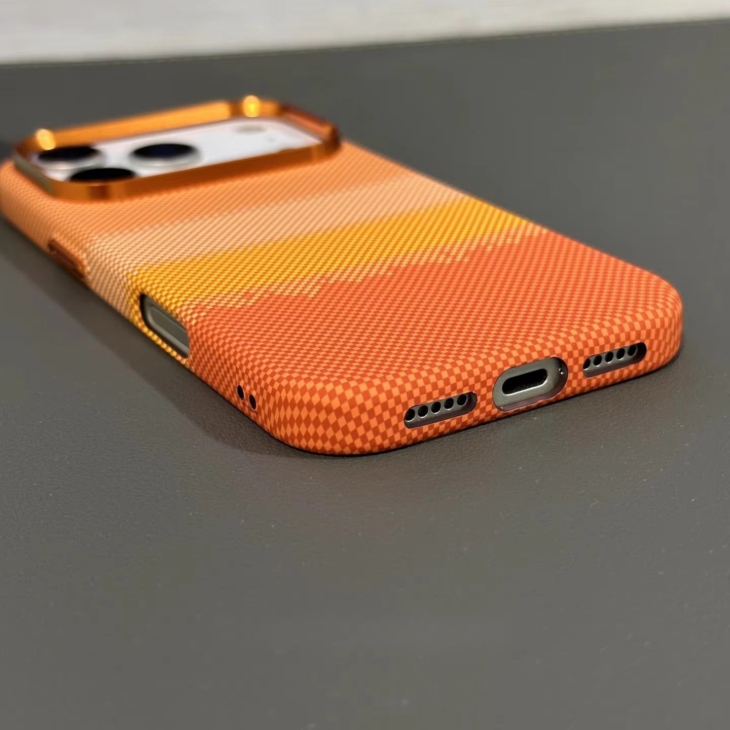Minimalist iPhone Case — High-End Kevlar Carbon-Fiber Magnetic Cover with Slim Shockproof Design and MagSafe Wireless-Charging Compatibility