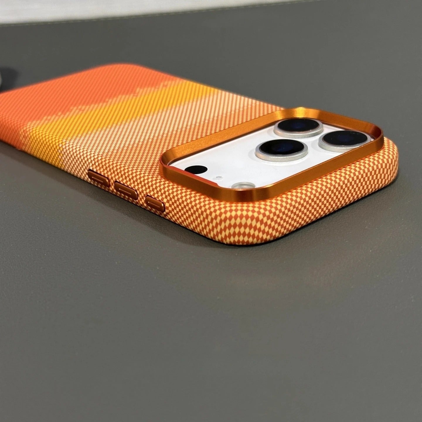 Minimalist iPhone Case — High-End Kevlar Carbon-Fiber Magnetic Cover with Slim Shockproof Design and MagSafe Wireless-Charging Compatibility