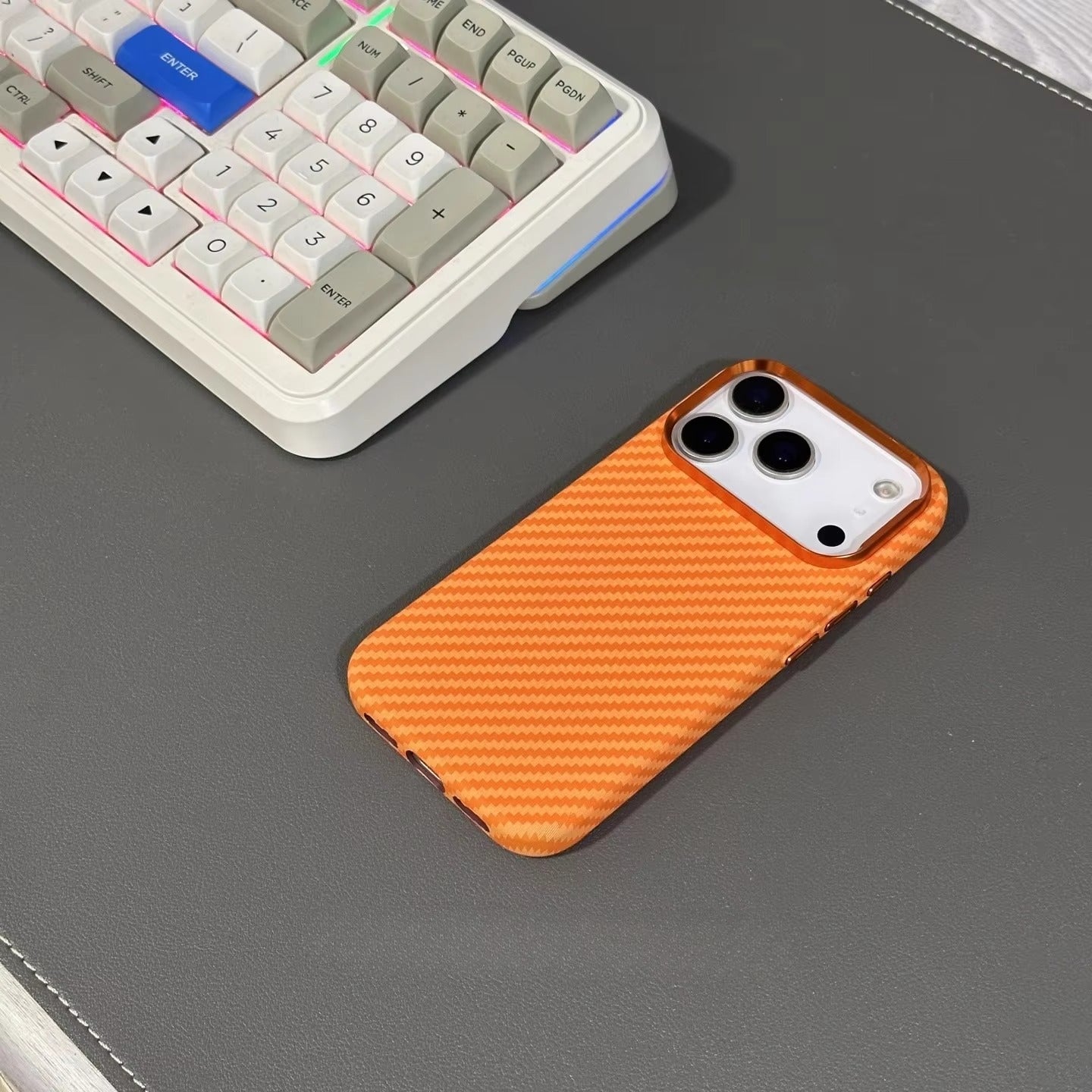 Minimalist iPhone Case — High-End Kevlar Carbon-Fiber Magnetic Cover with Slim Shockproof Design and MagSafe Wireless-Charging Compatibility