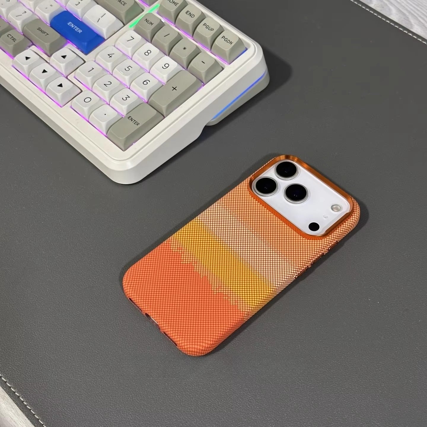 Minimalist iPhone Case — High-End Kevlar Carbon-Fiber Magnetic Cover with Slim Shockproof Design and MagSafe Wireless-Charging Compatibility
